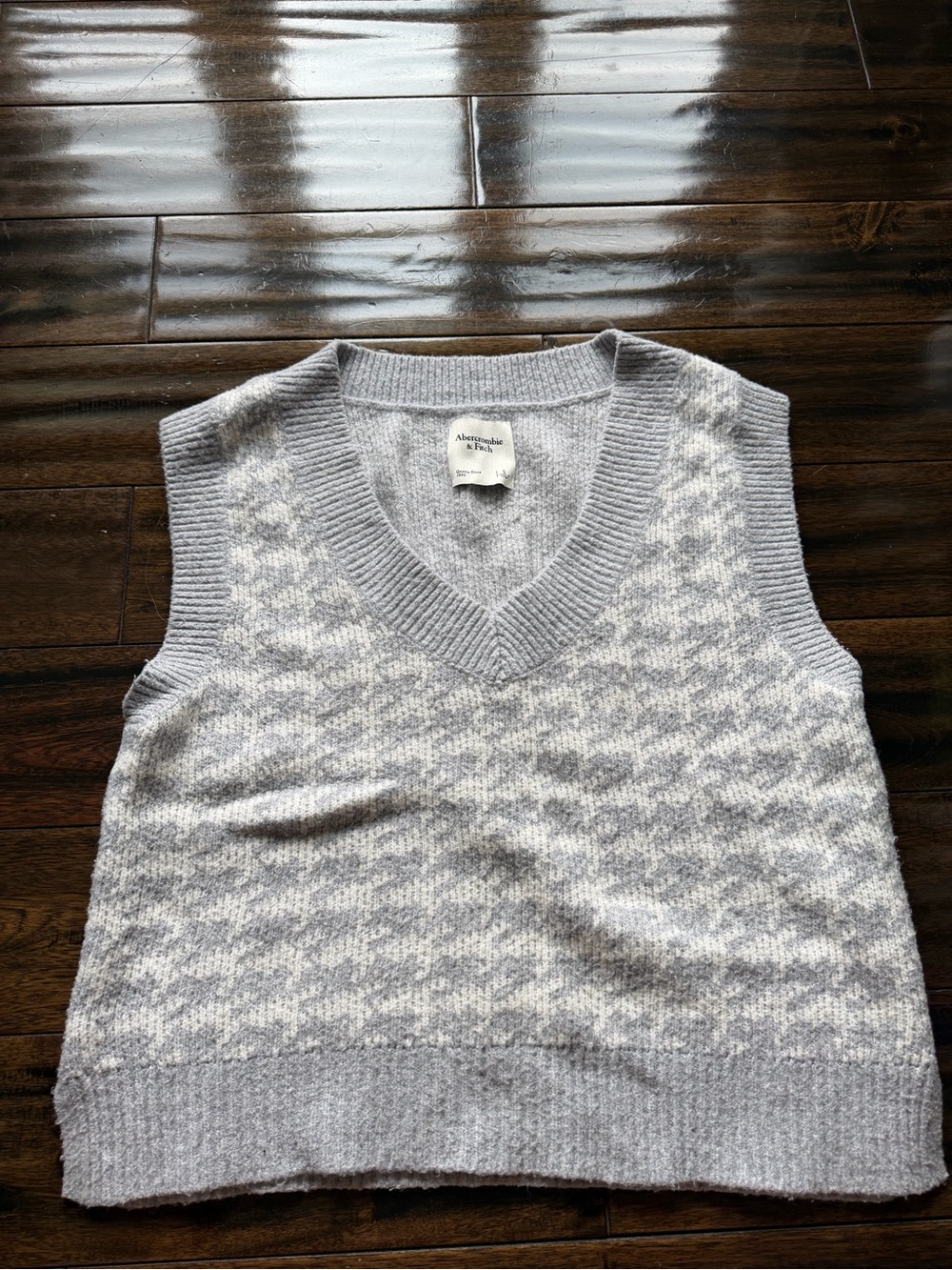Abercrombie & Fitch Light Gray and White Houndstooth V-Neck Sweater Vest